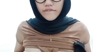 Horny Hijab Masturbation Until Wet